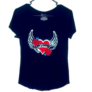 NO BOUNDARIES Love Heart Graphic Tee